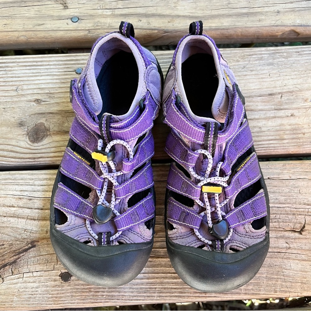 Keen Newport H2 Kids Waterproof Sandals Size 5 Purple/ Black (bin#9)